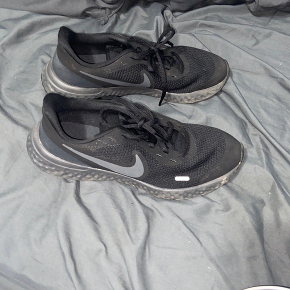 black nike shoes - Picture 1 of 2